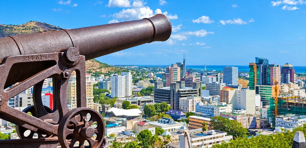 Un vieux canon de la Citadelle face aux tours de Port-Louis