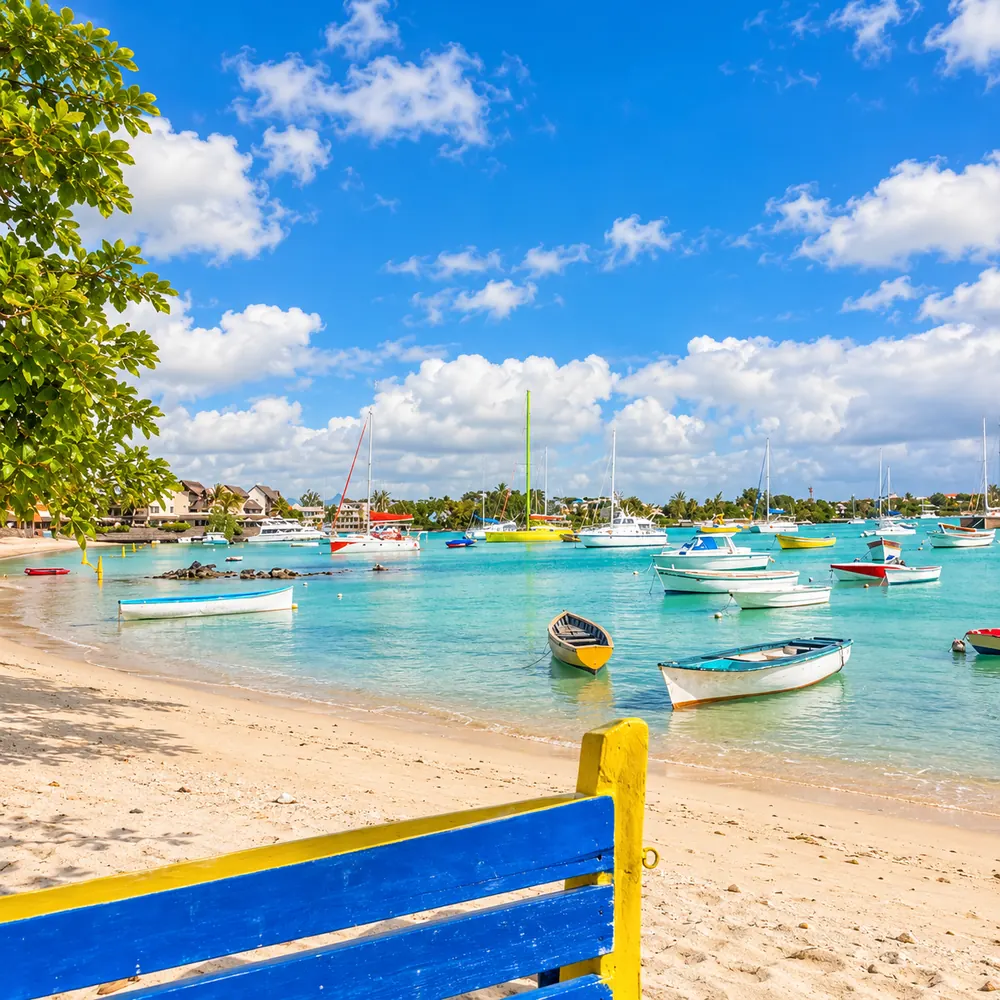 Bateaux au mouillage dans la baie turquoise de Grand Baie