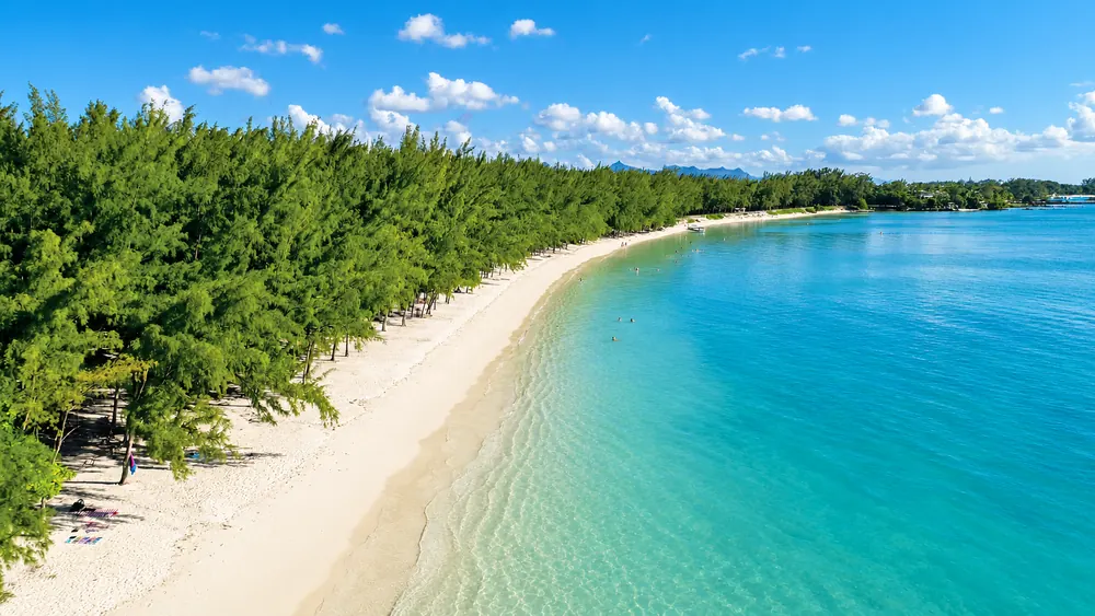 La longue plage de sable blanc de Mont Choisy, bordée de filaos