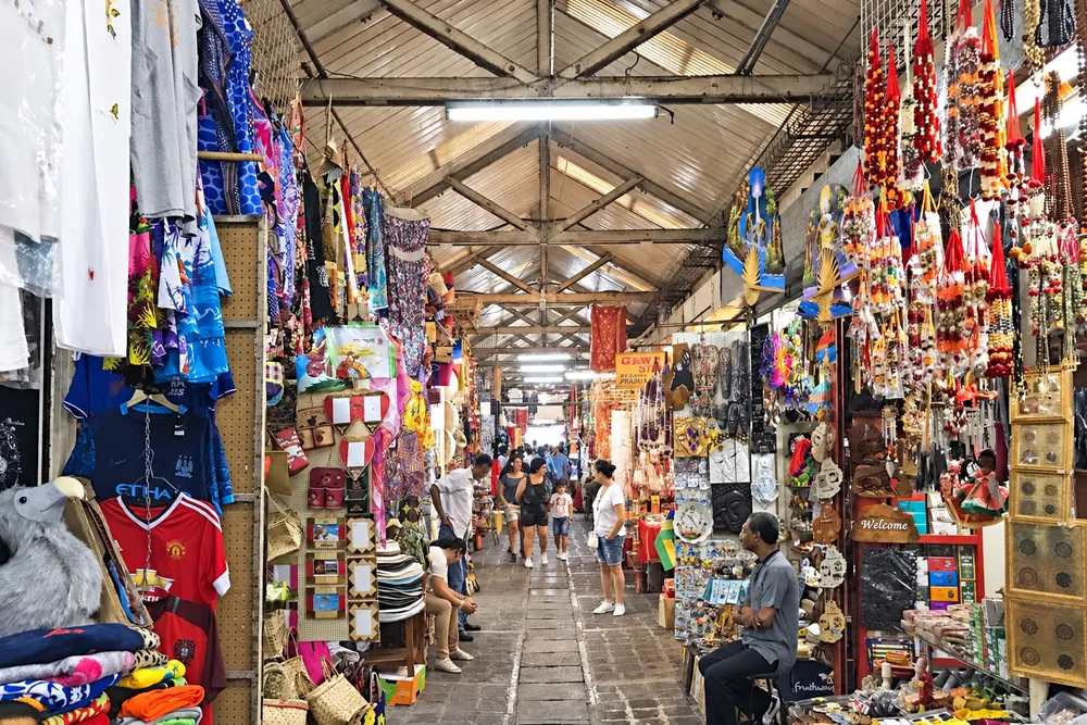 Étals de vêtements, sacs et souvenirs au marché central de Port-Louis