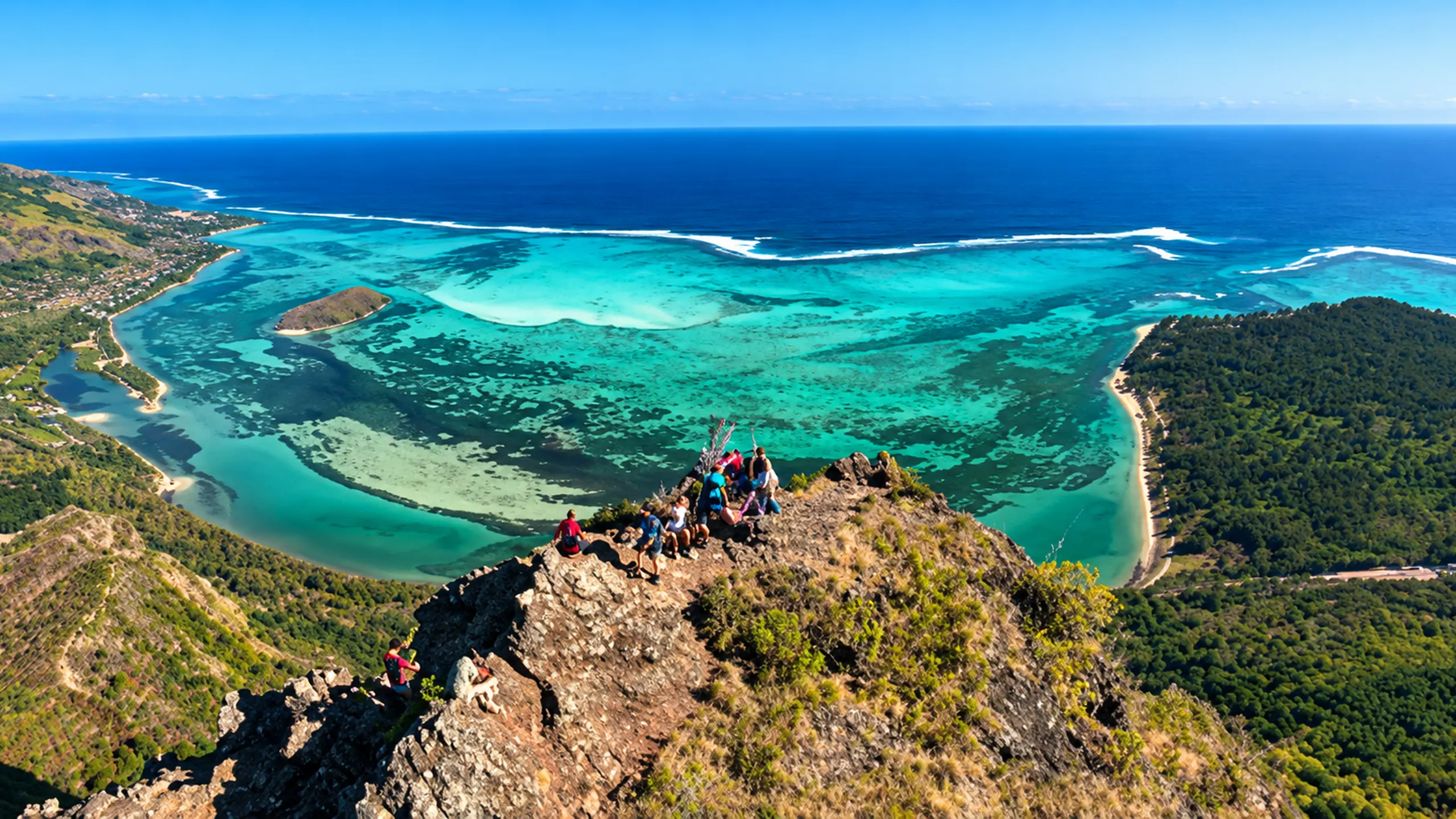 Randonneurs au sommet du Morne Brabant, au-dessus du lagon turquoise